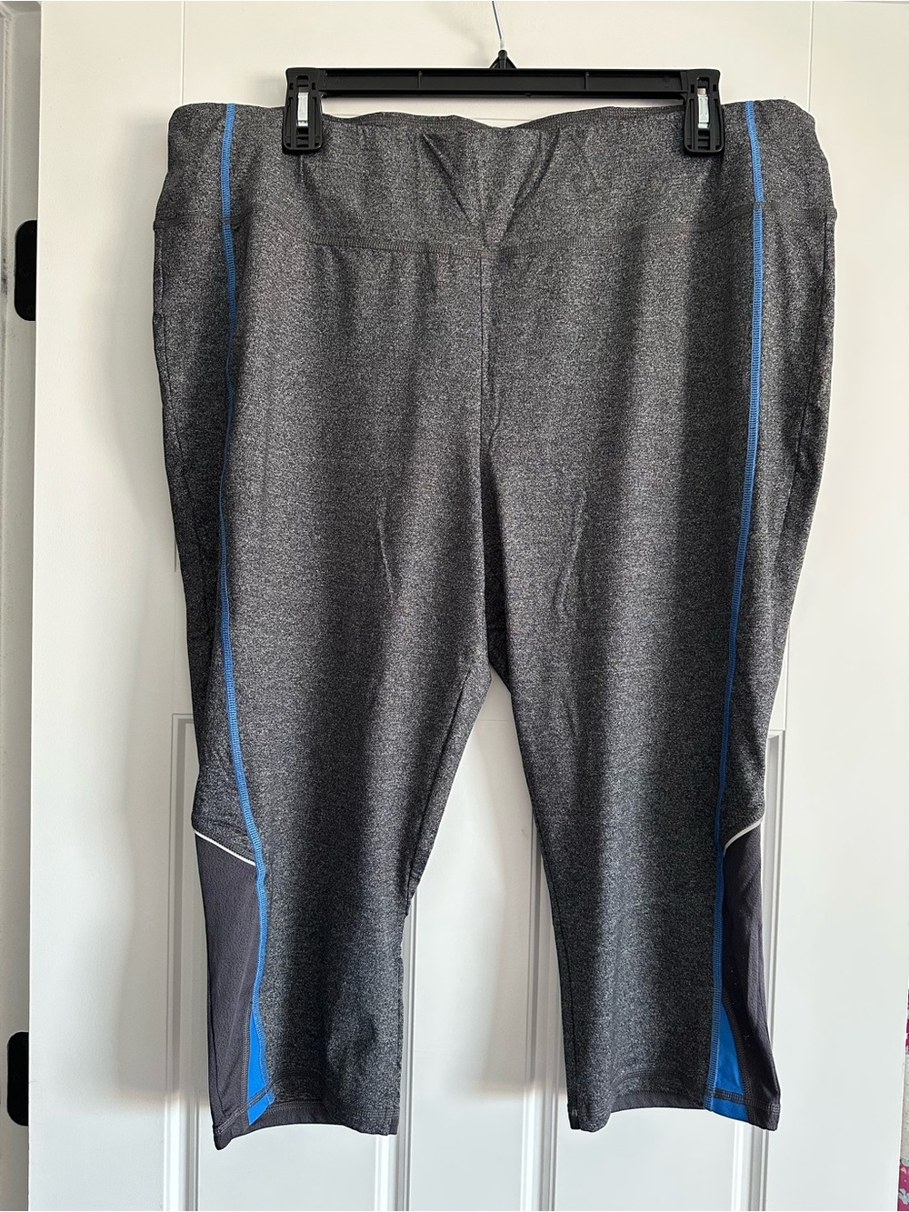 Womenโs plus 26/28W Charcoal Capri Leggings with Blue Accent